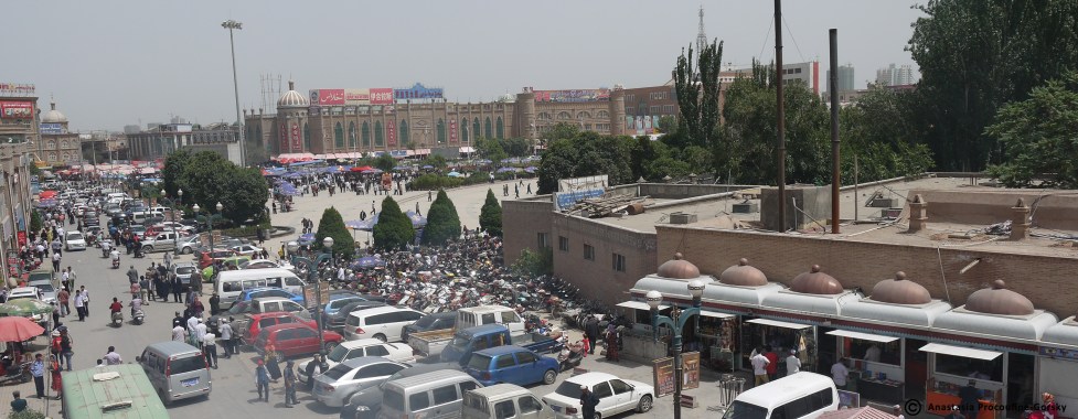 Aménagement de la grande place en carrelage face à la Mosquée Id Kah. 