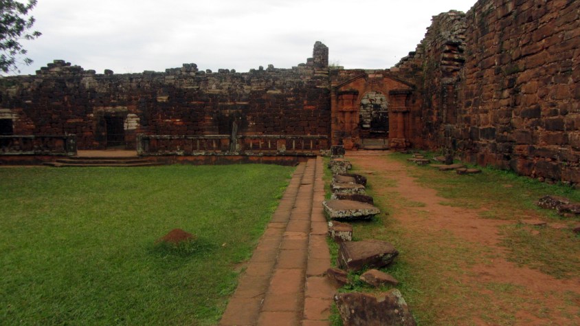 L'entrée du logement des jésuites depuis le cloître.