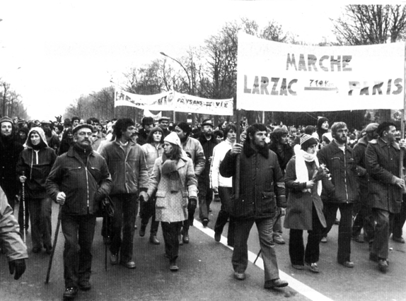 Symbole de la désobéissance civile non violente. Une des grandes marches pour le Larzac. 11 ans de lutte pacifiste.
