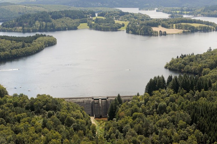 Vue aérienne du barrage du lac de Vassivière dans le Limousin