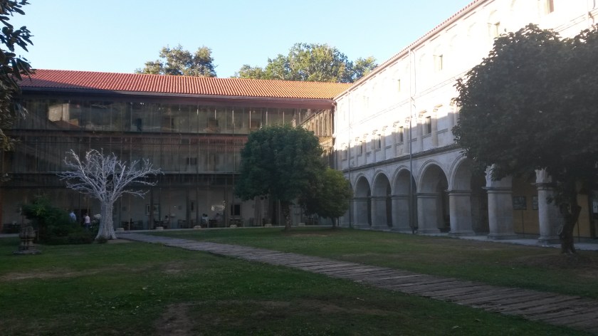 Vue du cloître principal avec la façade contemporaine au fond